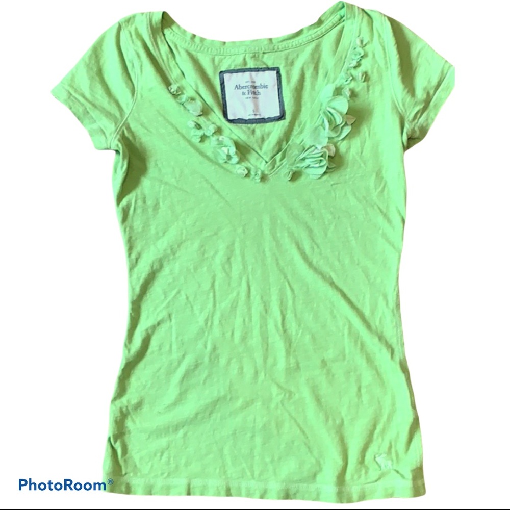 Abercrombie & Fitch | Green Floral Accent Tee EUC